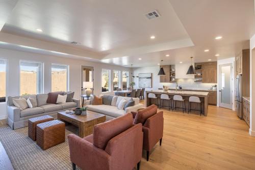 St. George House | Playin On The Ledge