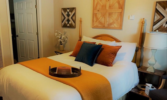 Tahoe Valley Hotel | Playpark Lodge Unit 7 Deluxe Queen Room