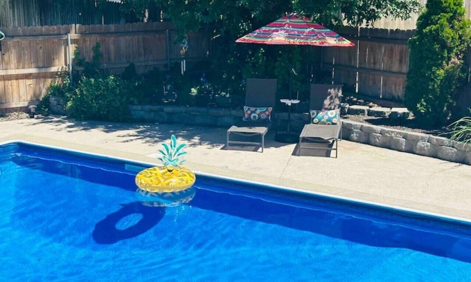 Tri-Cities House | Playtime Paradise! Pool, Video Game Room, Pets OK!