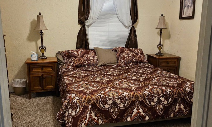 Carlyle House | Pleasant 2-bedroom 2-bath house with AC in Carlyle