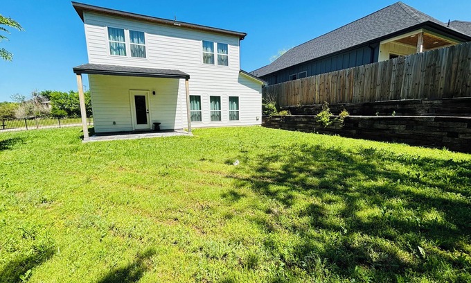 Fort Worth House | Pleasant 3-Bedroom Home with A/C in Fort Worth – Rosedale Retreat