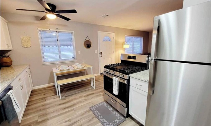 Taylor House | Pleasant 3 BR Home Near ✈︎DTW airport ✈︎*Sleeps 6*