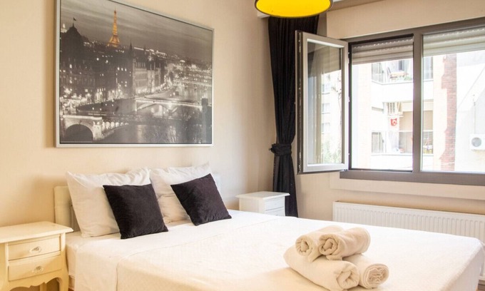 Karabaglar Apartment | Pleasant and Central Flat with Balcony in Izmir