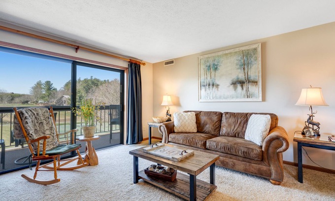 Blowing Rock Condo | Pleasant condo with mountain view, central AC, fireplace & washer/dryer