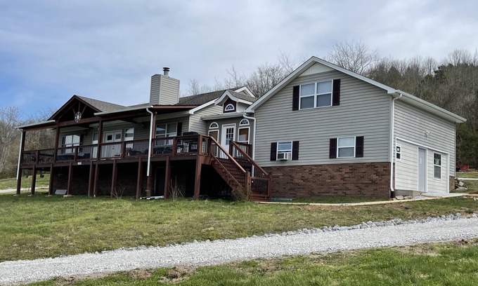 Elmwood Cottage | Pleasant Country House With Lake View ideal for Families