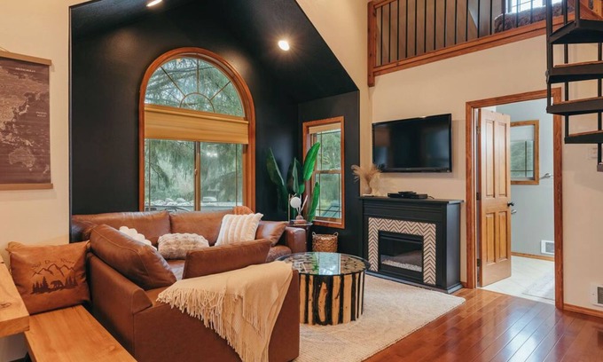 Beaver House | Pleasant Meadows Riverside! 2 bedroom/Hot Tub/Starlink internet/Air Conditioning