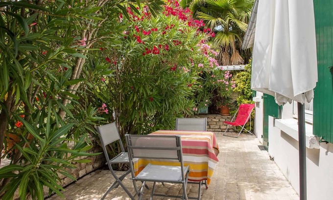 Le Bois-Plage-en-Re Cottage | Pleasant, peaceful pavilion in the owners' garden