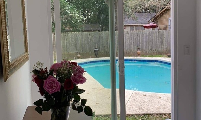 Broadmoor House | Pleasant, quiet studio by the gardens with in-ground pool access