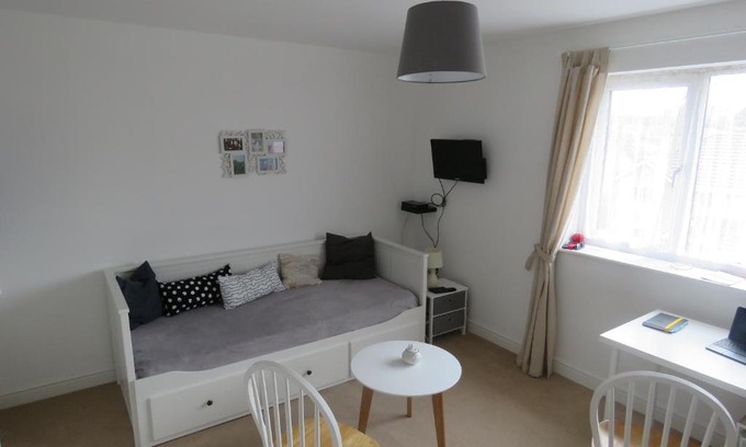 Gelligaer House | Pleasant spacious room