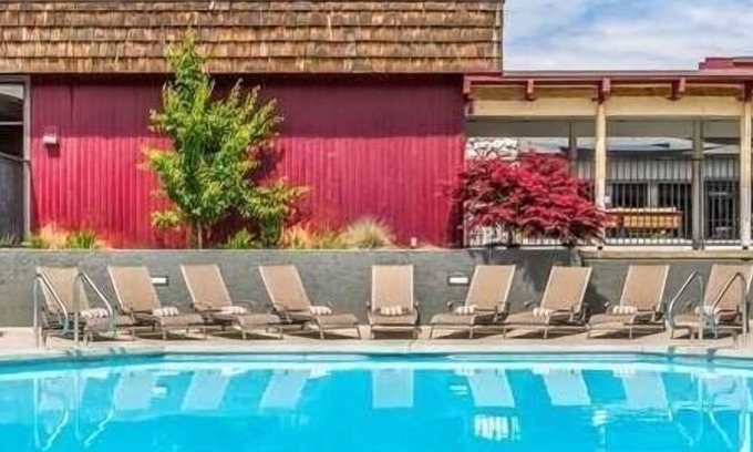 Tri-Cities Hotel | Pleasant Stay! Accessible Unit Close to Atractions! w/Pool, Pet-friendly too!