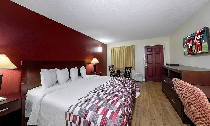 Ellenton Hotel | Pleasant Stay, Convenient Location! FREE Parking, Pet-friendly Property, Pool!