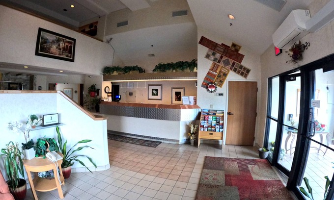 Brooklyn Hotel | Pleasant Stay Inn & Suites