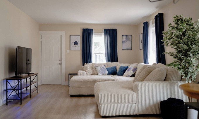 South Bend House | Pleasant stay on Pleasant Street!