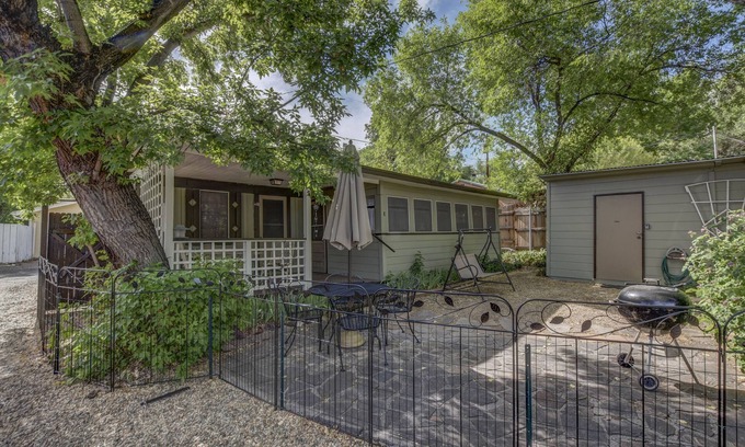 Prescott House | Pleasant Street Cottage ~ The Perfect Location with all the Comforts of Home