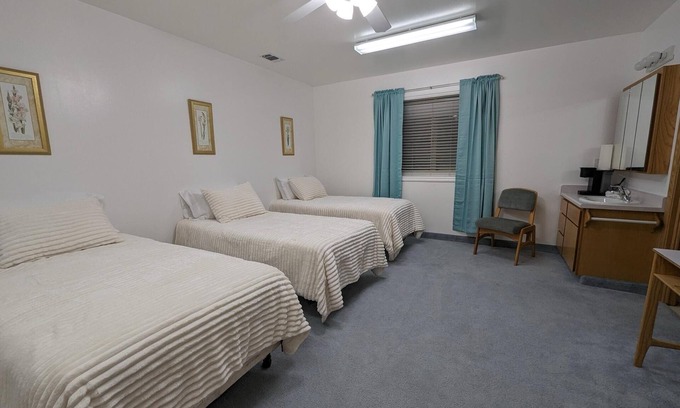 Hot Springs Cabin | Pleasant Triple Room - Room 112