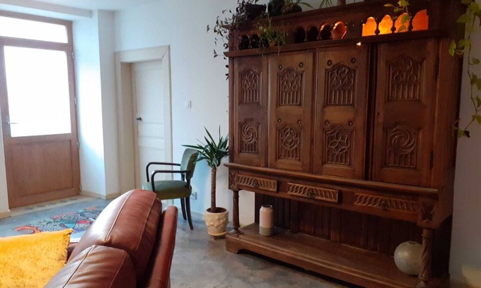 Naucelle House | Pleasant village house with garden