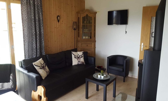 Salins Apartment | Pleasing apartment with patio in hills