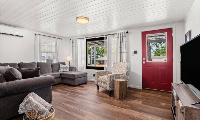 Florien Cottage | Pleasure Point Place WATERFRONT Cottage