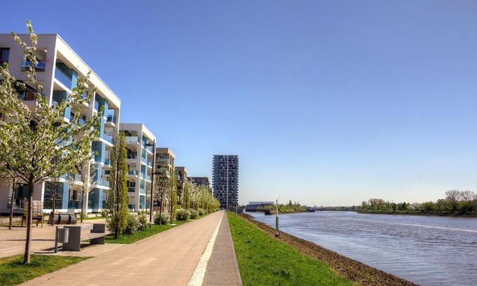 Uberseestadt Apartment | Plenus Cloudloft River
