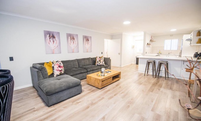 Plettenberg Bay Apartment | Plettenberg Bay Unit 2 Greenpoint Mews Apartment with Backup Power