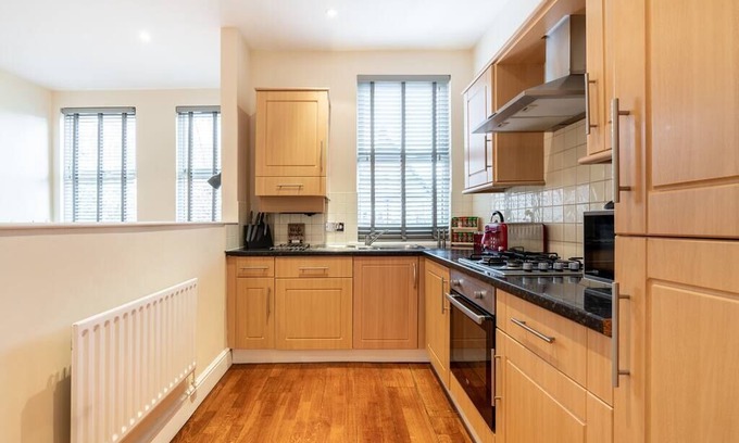 Bush Hill Park Apartment | plex apt, N London, 2 Floors
