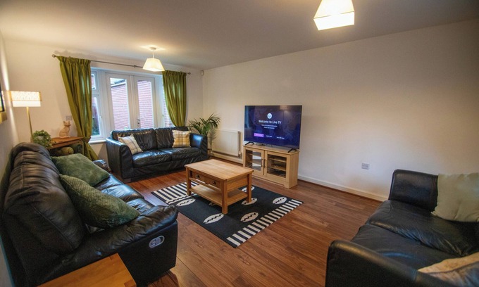 Andover House | Plough House - Andover - Sleeps 10