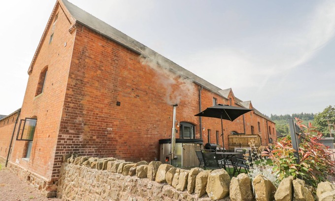 Huntley Cottage | PLOUGH SHARE, pet friendly, character holiday cottage in Huntley