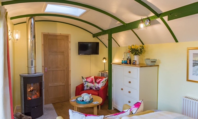 Stuppington Cabin | Plumcot Halt by Bloom Stays - sleeps 2 in 1 bedroom