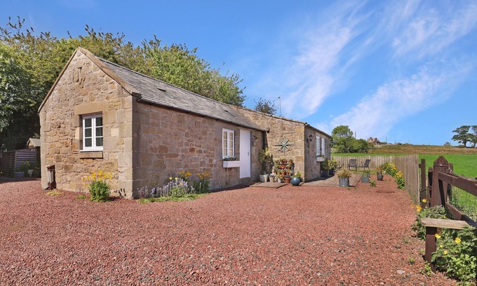 Lesbury Cottage | PLUMTREE COTTAGE, romantic in Alnmouth