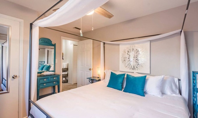 St. Petersburg - Clearwater House | Plush K&Q Beds w/Hot Tub near St Pete & Beaches
