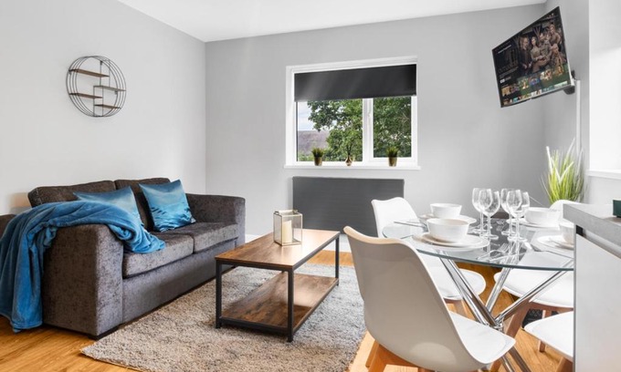 Stratford-upon-Avon Apartment | Pluxa Cobalt Blue Brand new apartment in Redditch with carpark