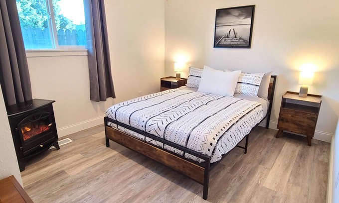 West End House | PNW Basecamp-Mins to Pt Defiance Zoo, Titlow Beach Park, 4 BR- Centrally Located