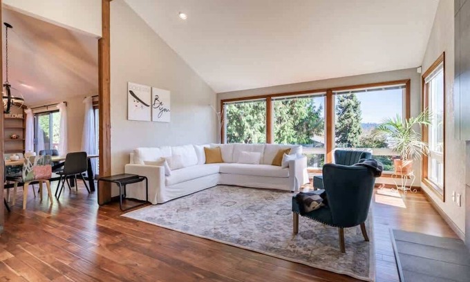 East Lake Hills House | PNW Contemporary Retreat near Lake Sammamish