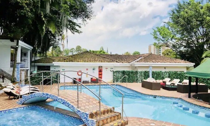 Lalinde House | POBLADO TROPICAL 12 BEDROOM MANSION POOL JACUZZI AC BUTLER 5 MINUTES TO LLERAS