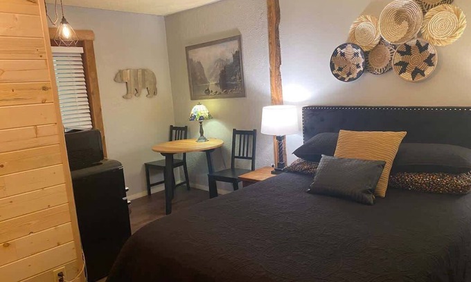 Forks Apartment | Pocahontas Lodge Room near Olympic National Park