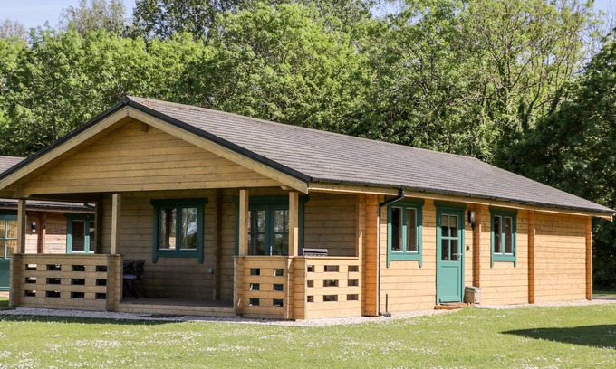 South Cerney Cottage | POCHARD LODGE, pet friendly, with a garden in South Cerney, Cotswolds