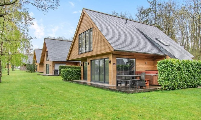 Pocklington Ski Chalet | Pocklington Deluxe Lodge