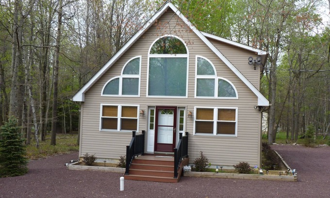 Briar Crest Woods Ski Chalet | POCONO CHALET SLEEPS 10 CLOSE TO BIG BOULDER-POCONO RACEWAY & ALL THINGS POCONO