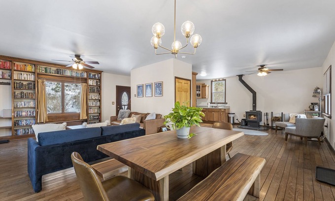 Milford Cottage | Pocono Cottage-Views-Streams- ISLAND -Family Fun!