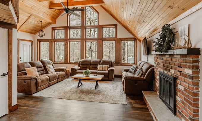Thornhurst Cabin | Pocono Family Getaway - Beautiful Home in Arrowhead Lakeside Community!