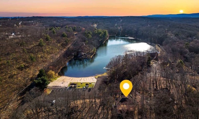 East Stroudsburg House | Pocono lakeside retreat - Pool Table - Fire pit
