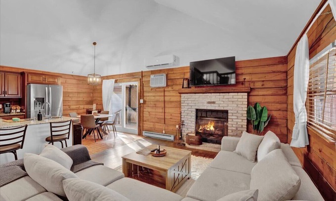 Long Pond Cabin | Pocono Log Cabin | Hot Tub Lake Access & Firepit