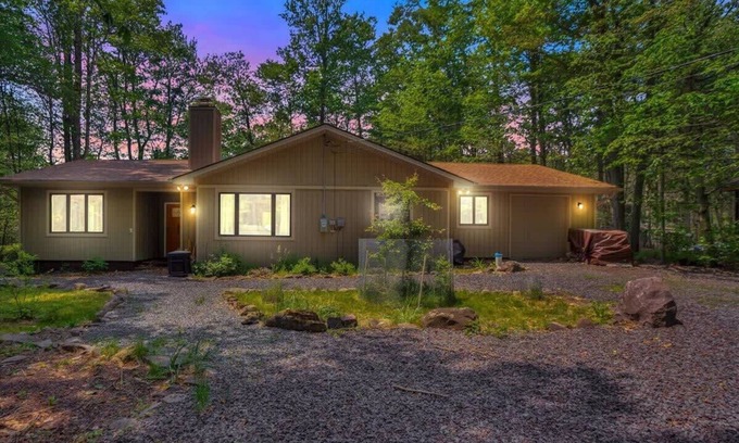 Pocono Pines House | Pocono Pines Sweet Retreat | Smart TV | Office