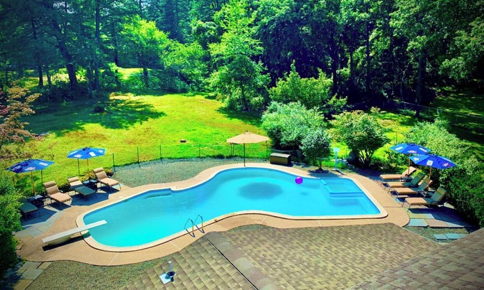 Mount Pocono House | Poconos House Resort - Outdoor Pool!