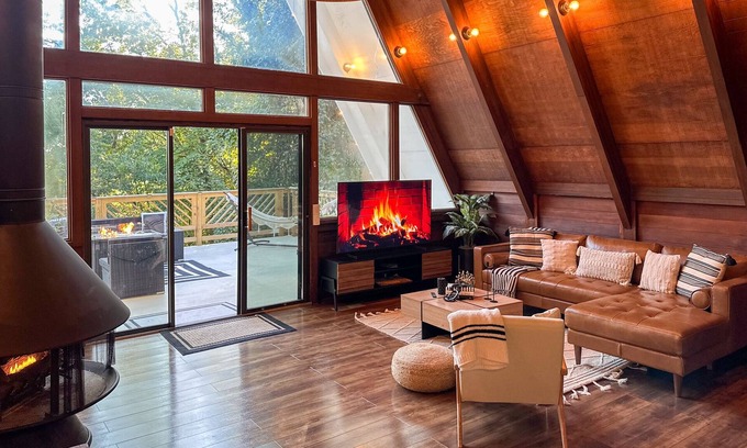 East Stroudsburg Cabin | Poconos Luxury Cabin/Pool/Hot Tub/Game room/A Frame House/Pet friendly