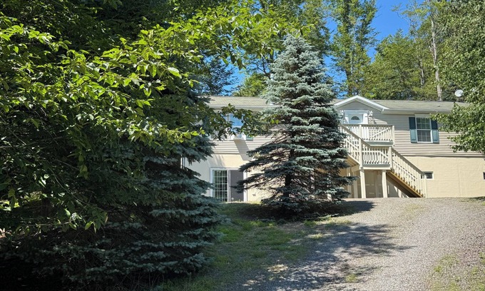 Wallenpaupauk Lake Estates House | Poconos Retreat: Pools, Sauna, Lake & Outdoor Fun