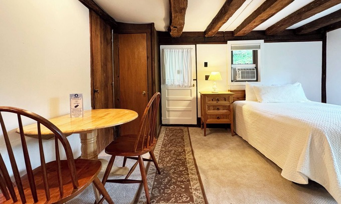 Reeders House | Poconos Rustic Studio Apartment in the Poconos on Private Resort