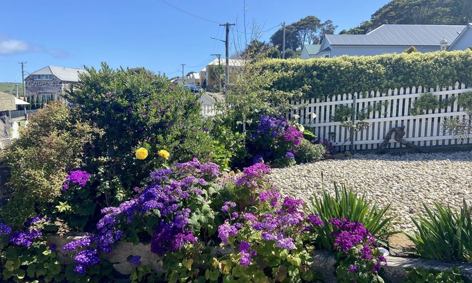 Stanley Bed & Breakfast | Poet's Cottage Stanley
