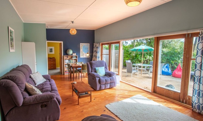 Clifton House | Poharadise - classic family bach near the beach, pet friendly