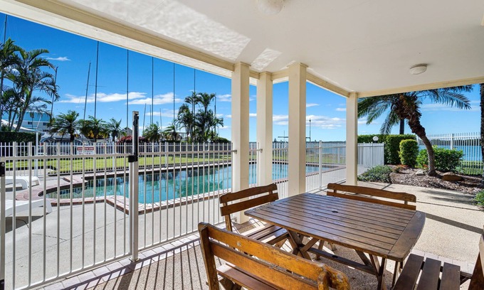 Runaway Bay Apartment | Poinsettia Beach Broadwater Retreat